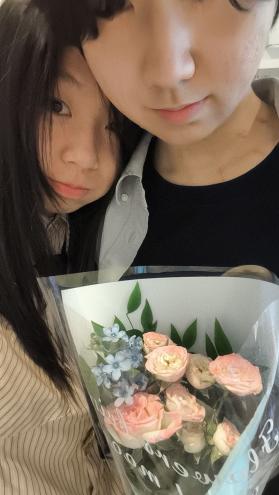 我坐火车去上饶找你、带着鲜花时的合照