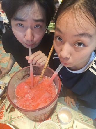 我们一起喝一大杯西瓜汁时的合照
