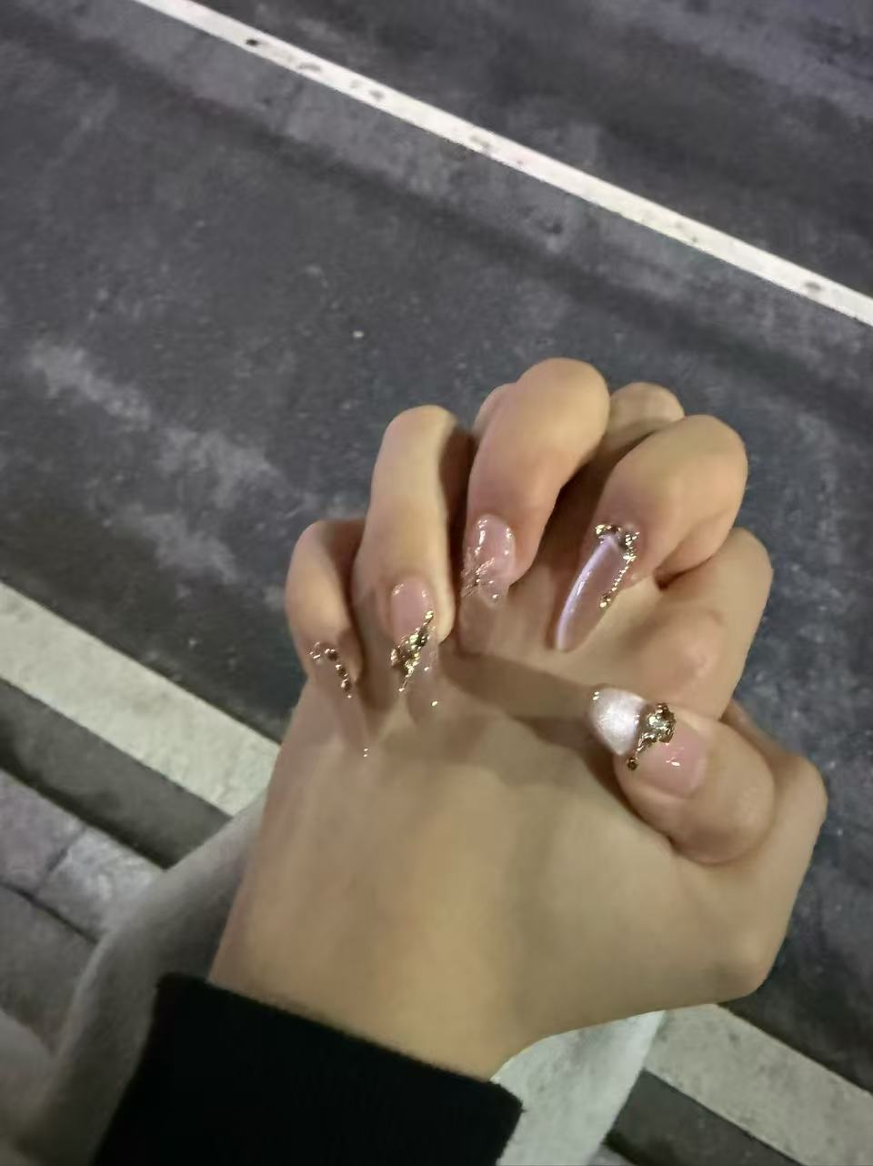 牵着手，给宝贝的美甲留一张照片