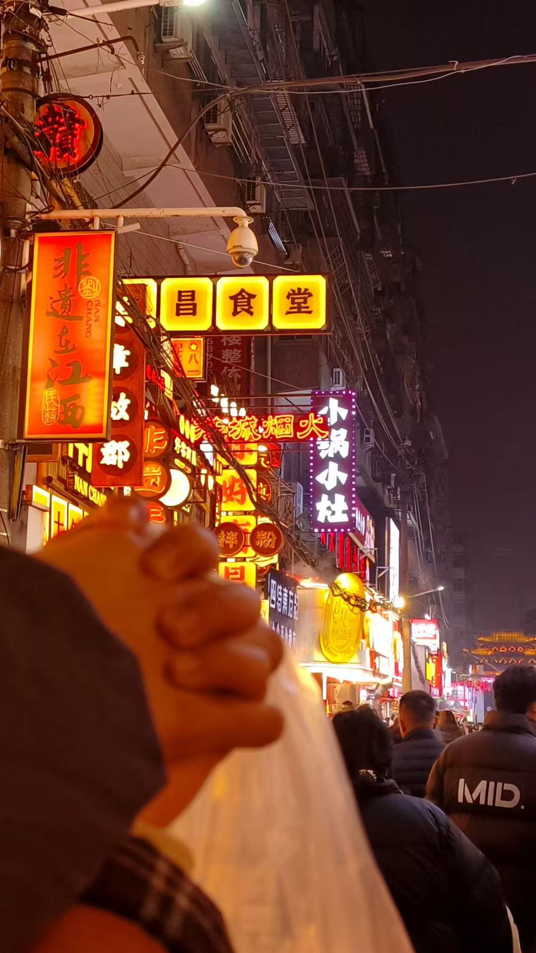 南昌大士院的灯牌下，我们牵着的手