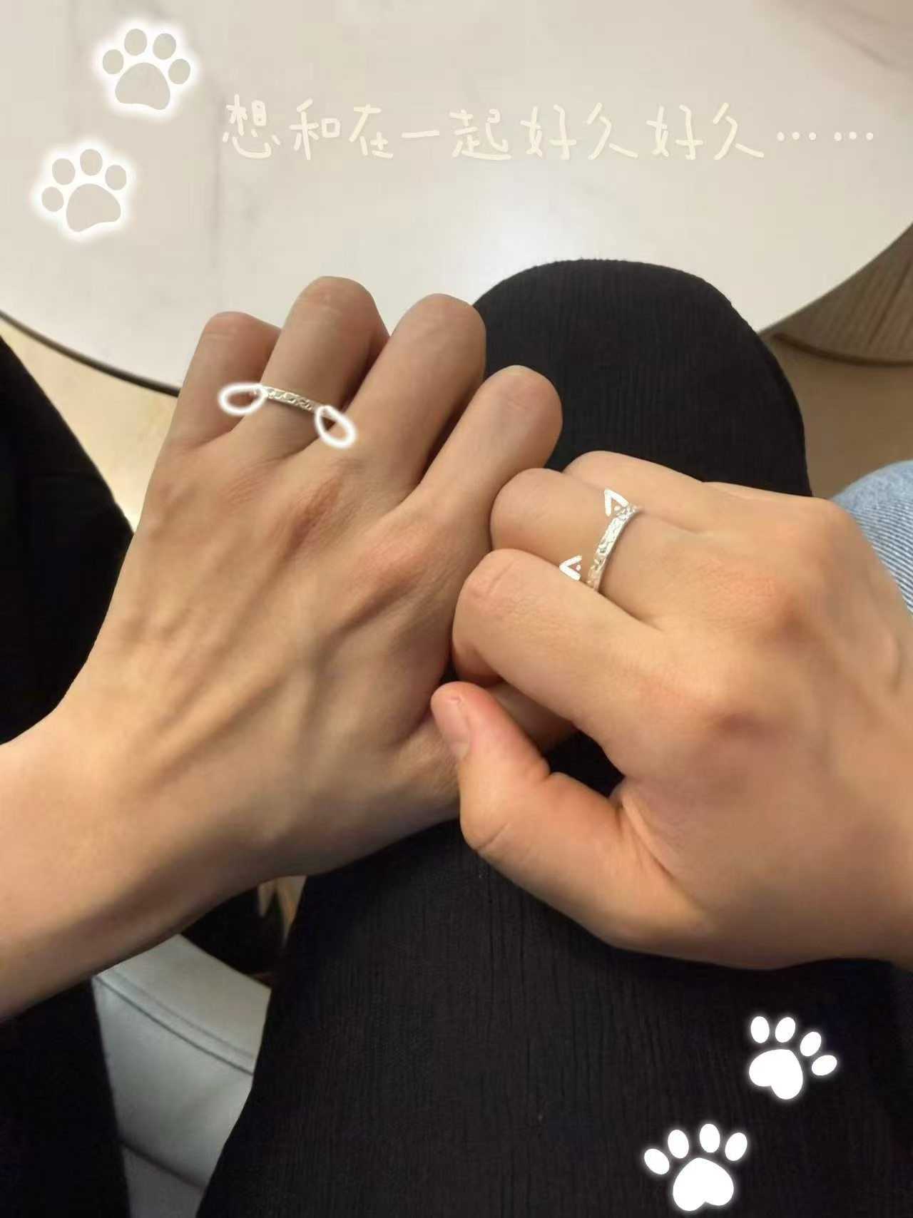 我们的双手，各戴着第一对纯银对戒中的一只