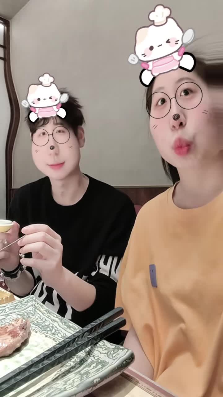 吃饭也想拍下来的视频画面